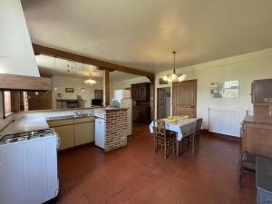 Maisons de vacances Maison de Campagne avec Jardin Clos, Wi-Fi, Animaux Acceptes et Proche Station Thermale Neris les Bains - FR-1-489-272 : photos des chambres