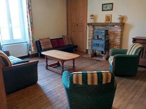 Maisons de vacances Maison de Campagne avec Jardin Clos, Wi-Fi, Animaux Acceptes et Proche Station Thermale Neris les Bains - FR-1-489-272 : photos des chambres