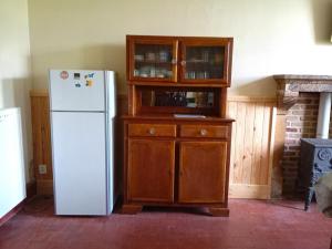 Maisons de vacances Maison de Campagne avec Jardin Clos, Wi-Fi, Animaux Acceptes et Proche Station Thermale Neris les Bains - FR-1-489-272 : photos des chambres