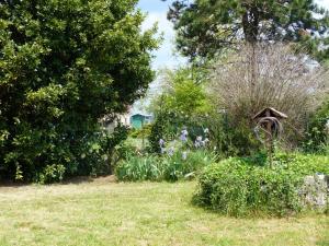 Maisons de vacances Maison de Campagne avec Jardin Clos, Wi-Fi, Animaux Acceptes et Proche Station Thermale Neris les Bains - FR-1-489-272 : photos des chambres