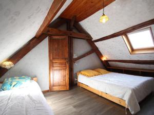 Maisons de vacances Champsecret : Maison Ancienne avec Poele, Jardin Clos et Animaux Acceptes - FR-1-497-15 : photos des chambres