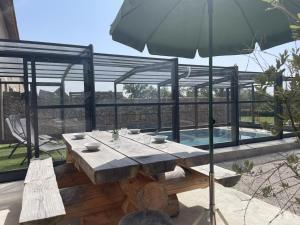 Maisons de vacances Gite renove avec piscine couverte chauffee, spa, climatisation et equipements PMR a Couzon - FR-1-489-483 : photos des chambres