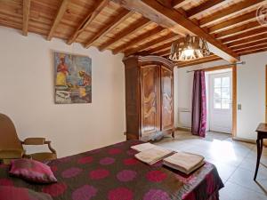 Maisons de vacances Gite de charme avec cheminee, jardin et espaces detente - ideal famille et amis, draps fournis - FR-1-496-44 : photos des chambres