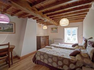 Maisons de vacances Gite de charme avec cheminee, jardin et espaces detente - ideal famille et amis, draps fournis - FR-1-496-44 : photos des chambres