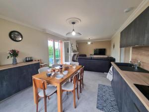 Maisons de vacances Gite spacieux avec terrasse, cheminee, wifi et parking a Roanne - FR-1-496-337 : photos des chambres