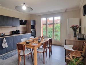 Maisons de vacances Gite spacieux avec terrasse, cheminee, wifi et parking a Roanne - FR-1-496-337 : photos des chambres