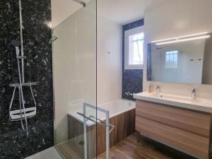 Maisons de vacances Gite spacieux avec terrasse, cheminee, wifi et parking a Roanne - FR-1-496-337 : photos des chambres