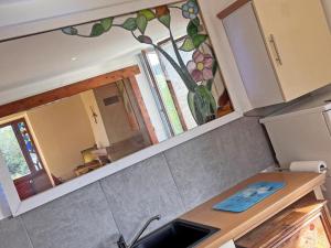 Maisons de vacances Gite chaleureux avec cheminee, jardin et four a pain, ideal pour des vacances paisibles en nature - FR-1-496-57 : photos des chambres