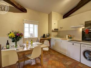 Maisons de vacances Gite historique au coeur du Parc du Pilat – 14 pers, 3 ch, 3 sdb, wifi, jardin, animaux acceptes - FR-1-496-136 : photos des chambres