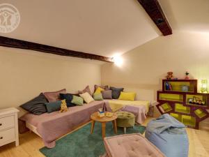 Maisons de vacances Gite historique au coeur du Parc du Pilat – 14 pers, 3 ch, 3 sdb, wifi, jardin, animaux acceptes - FR-1-496-136 : photos des chambres