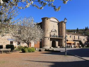 Maisons de vacances Gite historique au coeur du Parc du Pilat – 14 pers, 3 ch, 3 sdb, wifi, jardin, animaux acceptes - FR-1-496-136 : photos des chambres