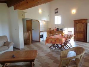 Gîte familial avec terrasse et animaux bienvenus - FR-1-496-145