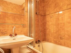 Appartement avec terrasse ensoleillée, animaux admis, parking inclus - FR-1-840-4