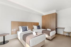 Modern 2 Bed Apartment with BBQ - 6 Min walk to beach