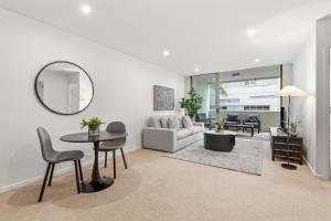 West End Flat with Pool and BBQ Access