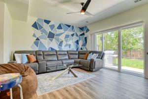 FlightDeck HotTub Fireplace NearAirport FamilyHome