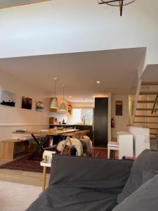 Snowdrift - 2 Bedroom Renovated Chalet close to ski lifts