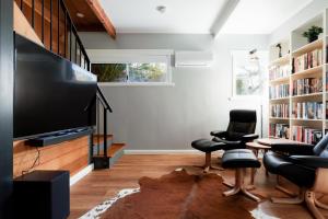 A Whole Lot Of House W Dual Living & Library