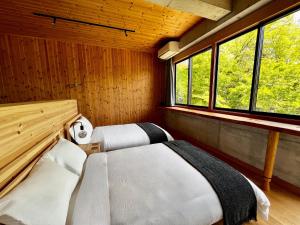 TATEYA VACATION Cozy Spacious Suite by the creek Near Hot Springs