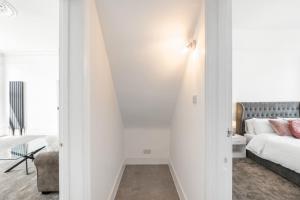 Lovely one bedroom apartment near beach, train station, shops and buses