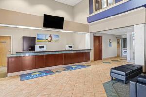 Days Inn & Suites by Wyndham Winkler