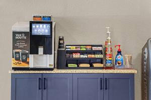 Days Inn & Suites by Wyndham Winkler