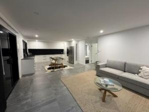 Beach Lane - Modern Coastal Stay