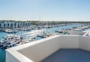 Marina Escape 2BR Townhouse with FREE PARKING