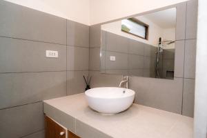 Surfers Hideout - central two-storey HOUSE with garden & private balcony