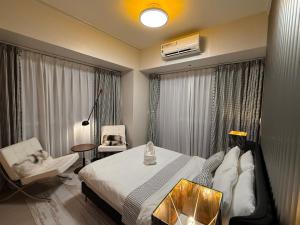 Luxury 2BR Condo Retreat Near Airports MOA Okada