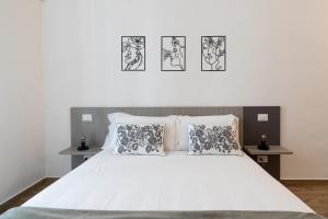 Nicolaus 204 - Brown & Grey Rooms by Wonderful Italy