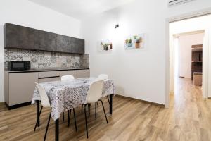 Nicolaus 204 - Brown & Grey Rooms by Wonderful Italy