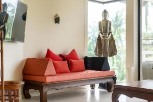 Stylish Thai 2BR Condo Pool & Golf with Balcony