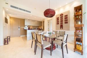 Stylish Thai 2BR Condo Pool & Golf with Balcony