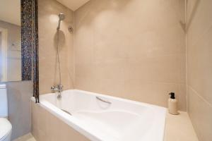 Stylish Thai 2BR Condo Pool & Golf with Balcony