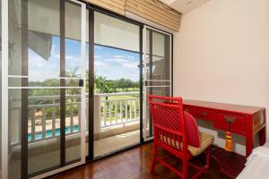 Stylish Thai 2BR Condo Pool & Golf with Balcony