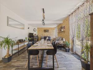 Maisons de vacances Piscine et grand jardin pour 4 adultes et 2 enfants : photos des chambres