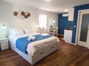 Lions corner - seaside studios