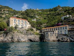 Spectacular villa with private beach platform, parking and terrace!