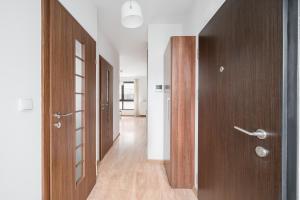 Wola Parkside Comfy Studio by BookingHost