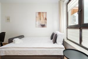 Wola Parkside Comfy Studio by BookingHost