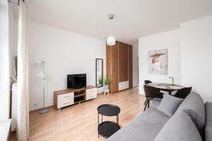 Wola Parkside Comfy Studio by BookingHost