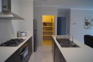 Spacious 4-Bedroom Baldivis Home - Sleeps 8