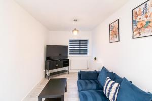 Comfortable 2BR Home with 4 Beds 1 Bath Sleeps 4