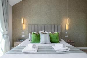 Luxe Escape with Hot Tub, Games Room and 10 min to Sea