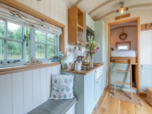 Herbies Shepherd Hut - Uk50229