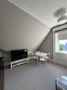 Cosy 2-Bed Suite in West End