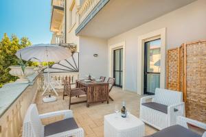 GOLDEN LUXE - Seafront Terrace next to the Beach