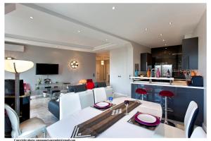 REF 843 - Cannes Croisette - Sea view apartment for rent