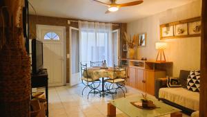 Appartements La Maison d -Isa Meze appartement RdC : Appartement 2 Chambres